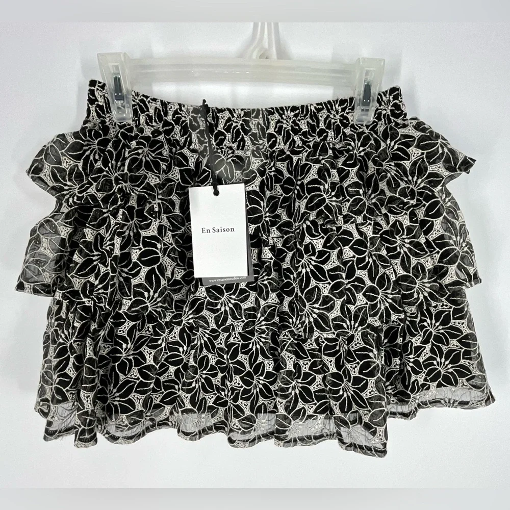 En Saison Embroidered Burnout Black and White Floral Tiered Mini Skirt‎ Large